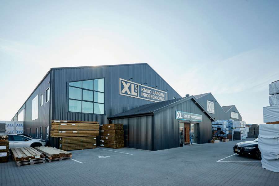 Building merchants chain store expert clads own building in steel profiles, XL-BYG Knud Larsen Professionel Roskilde, Gammel Marbjergvej 20, 4000 Roskilde